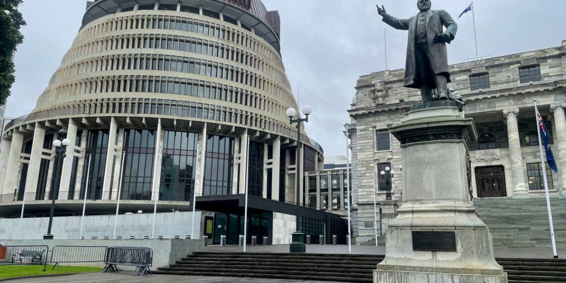 Político neozelandês morre após desmaiar em evento beneficente