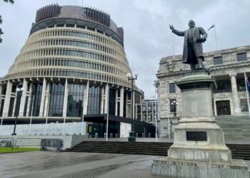 Político neozelandês morre após desmaiar em evento beneficente