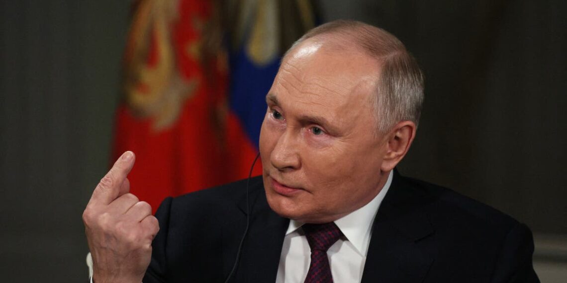 Putin zomba de Tucker Carlson em uma entrevista descontraída sobre a Ucrânia e o jornalista preso: atualizações