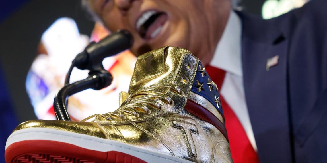 Sapatos dourados de cano alto: a última tentativa de Trump de lucrar com sua infâmia