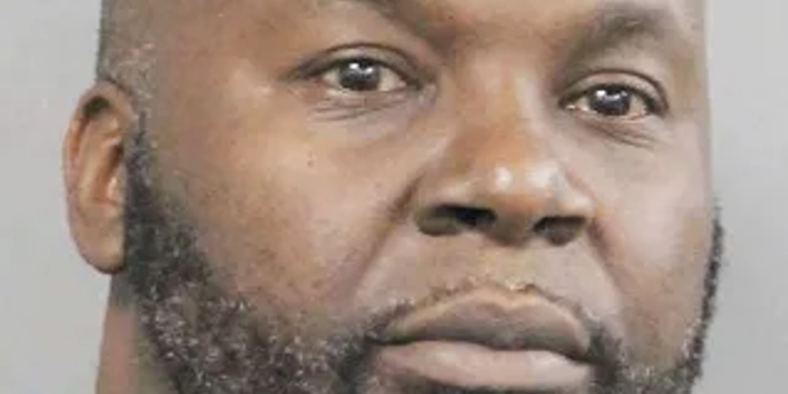 Suspeito de assassinato foge da prisão após spray de pimenta e roubo de carro