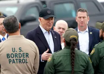 Trump fala mentiras na fronteira enquanto Biden o incentiva a ajudar a aprovar o projeto de lei de imigração: Ao vivo