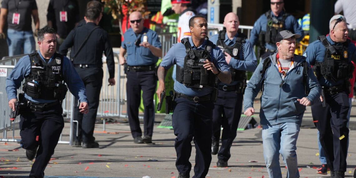 Último tiroteio em Kansas City: a polícia prende três pessoas após um morto e 22 feridos em desfile
