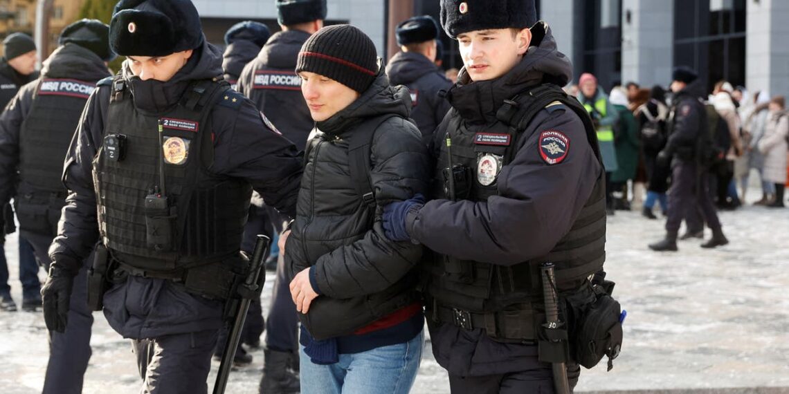 Vinte jornalistas detidos na repressão de Moscou aos protestos realizados por esposas de soldados russos na Ucrânia