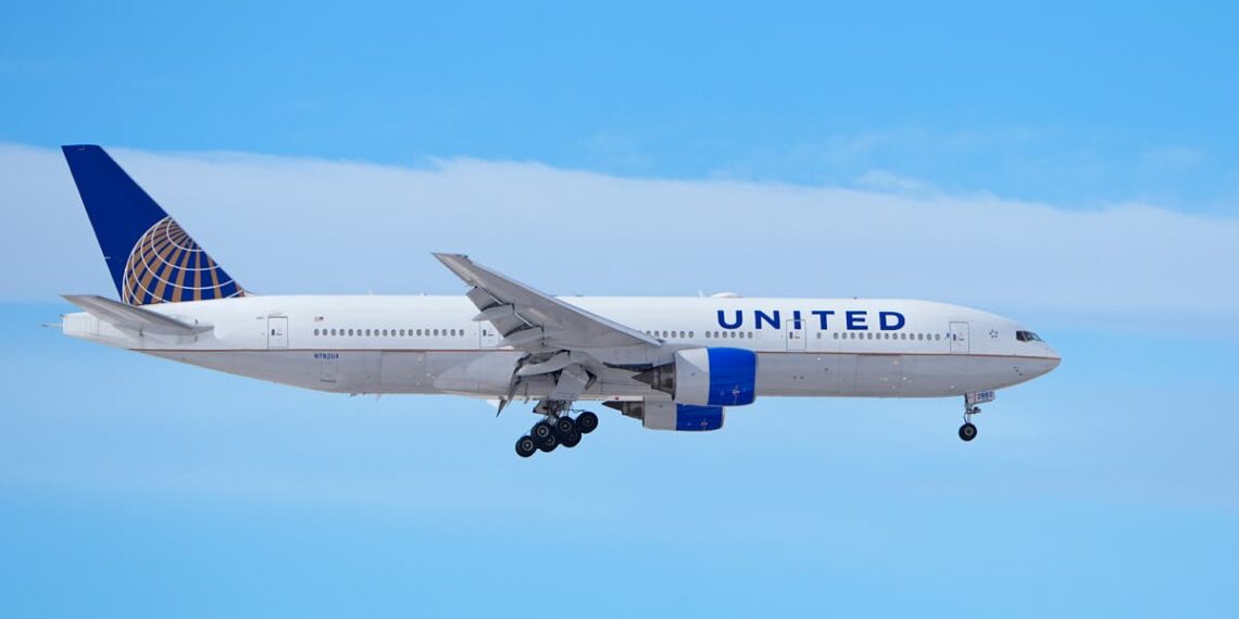 Voo da United Airlines desviado para Chicago após relato de susto de bomba