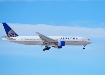 Voo da United Airlines desviado para Chicago após relato de susto de bomba