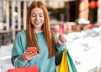 mulher realizando compras on-line com antivírus gratuito no celular