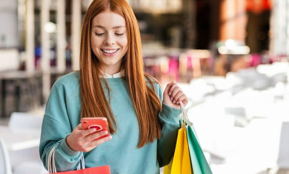 mulher realizando compras on-line com antivírus gratuito no celular