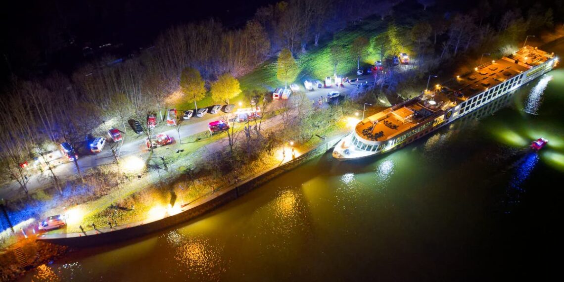 Pelo menos 17 passageiros ficaram feridos quando navio de cruzeiro bateu em parede no rio Danúbio