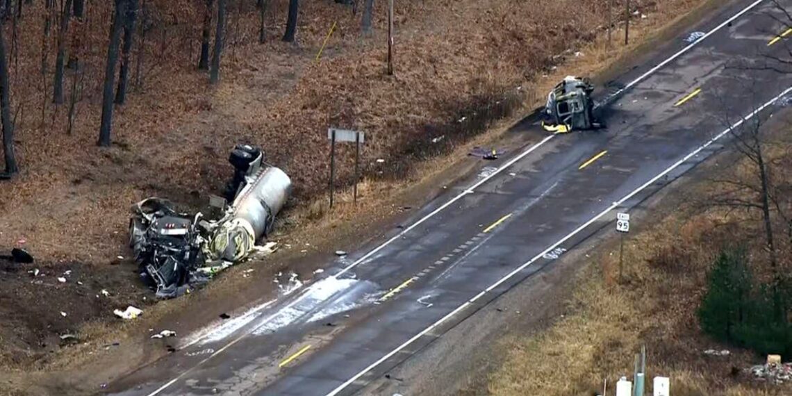 Nove mortos em colisão entre caminhão e van de passageiros na rodovia de Wisconsin