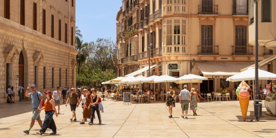Adesivos furiosos dizendo aos turistas para 'irem para casa' aparecem em edifícios em Málaga