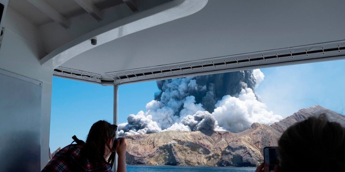 Agentes de viagens que reservaram uma excursão mortal à ilha do vulcão na Nova Zelândia multaram milhões