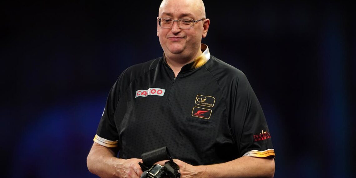 Andrew Gilding usando o troféu do UK Open como motivação para a defesa do título em Minehead