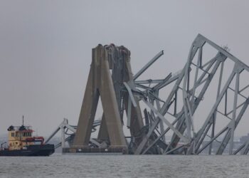 Assista à imagem ao vivo dos destroços da ponte de Baltimore após dois corpos encontrados durante a missão de recuperação