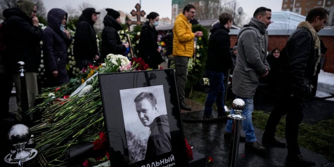 Assista: Os enlutados de Navalny depositam flores no túmulo após o funeral do crítico de Putin