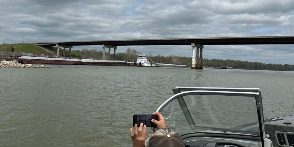 Barcaça atinge ponte em Oklahoma poucos dias após tragédia em Baltimore