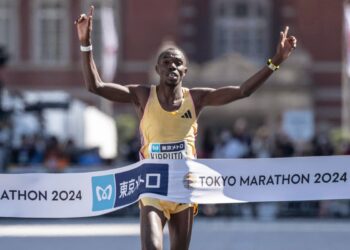 Benson Kipruto estabelece novo recorde na vitória na maratona de Tóquio enquanto Eliud Kipchoge luta para ganhar ritmo
