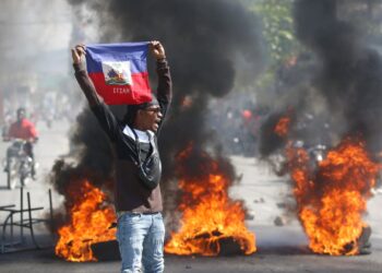 Centenas de presos escapam após gangues armadas invadirem a principal prisão do Haiti
