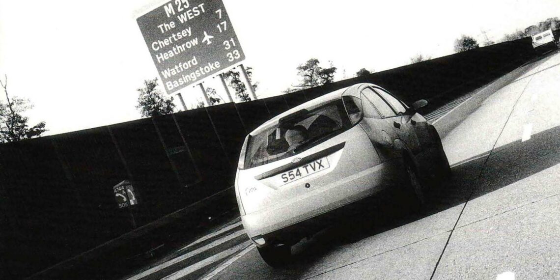 Dirigindo 100 voltas do M25 no Ford Focus vencedor do COTY de 1999