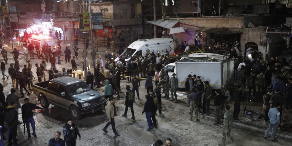 Duas crianças entre os 7 mortos após carro-bomba destruir mercado na Síria durante o Ramadã