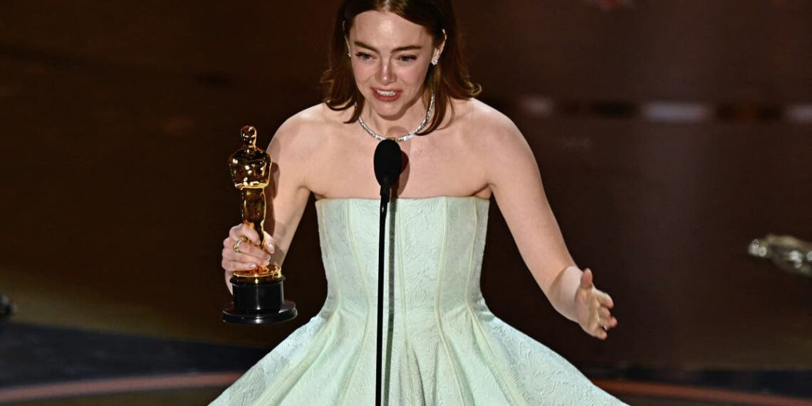 Emma Stone acena para uma música de Taylor Swift ao receber seu Oscar