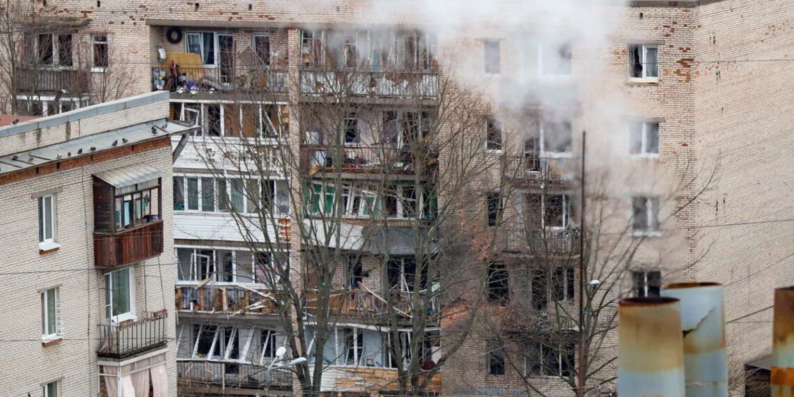 Explosão poderosa abala dois prédios de apartamentos em São Petersburgo enquanto 'drone é derrubado' sobre a cidade