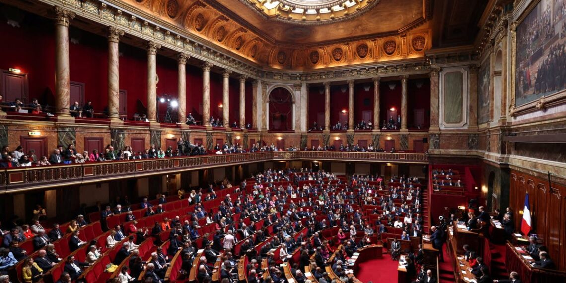 França se torna o primeiro país do mundo a consagrar o direito ao aborto na Constituição