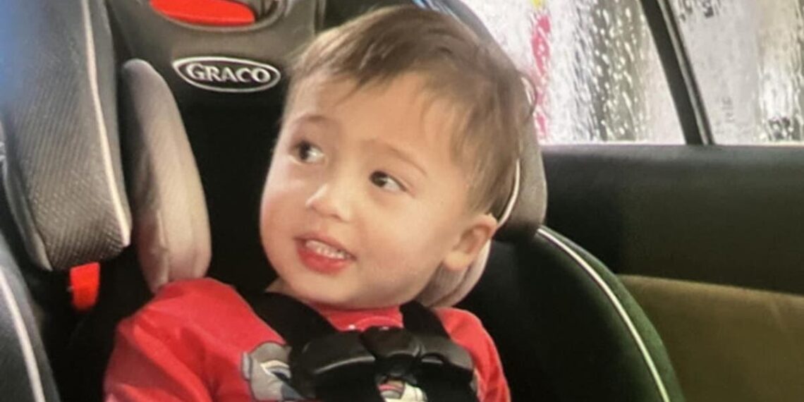 A mãe de Elijah Vue será julgada por negligência e obstrução enquanto a criança continua desaparecida