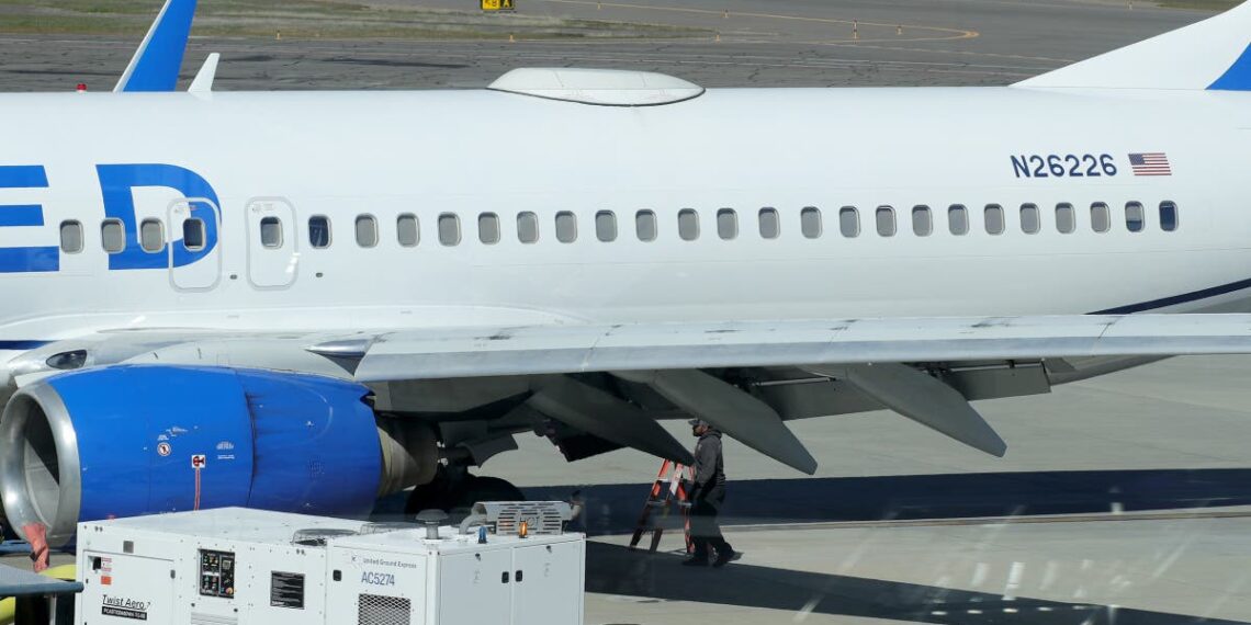 O voo da United pousa com segurança sem painel externo, adicionando mais problemas para a Boeing