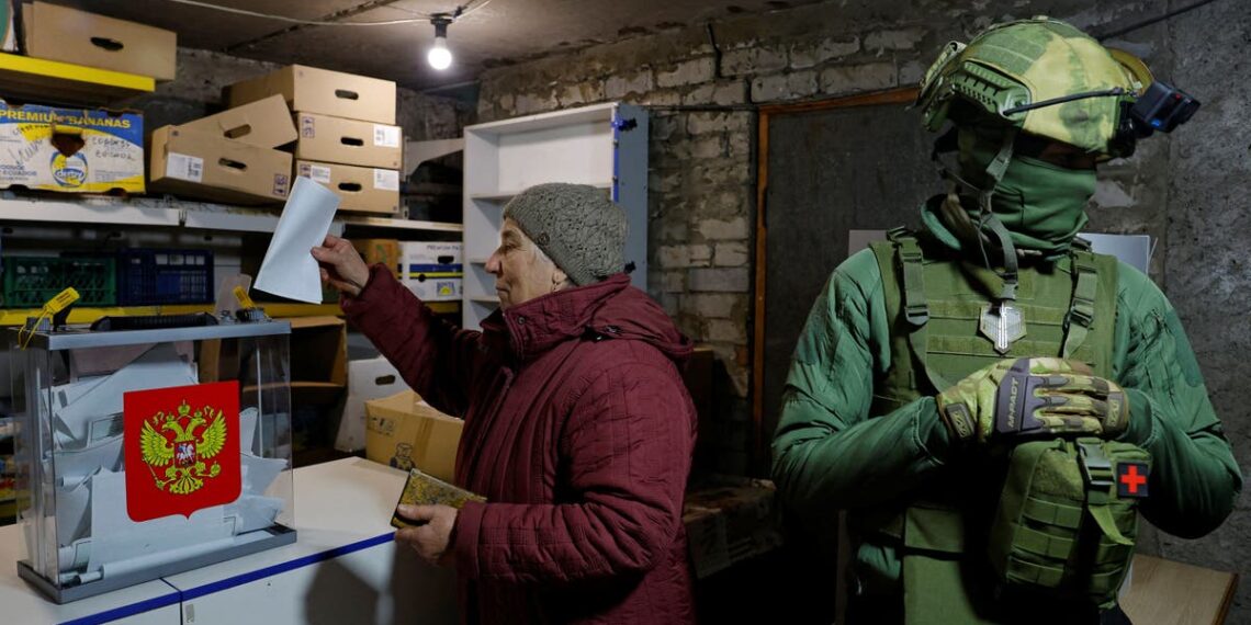 Partido de Putin atingido por ataque cibernético enquanto tropas russas armadas supervisionam eleitores na Ucrânia ocupada