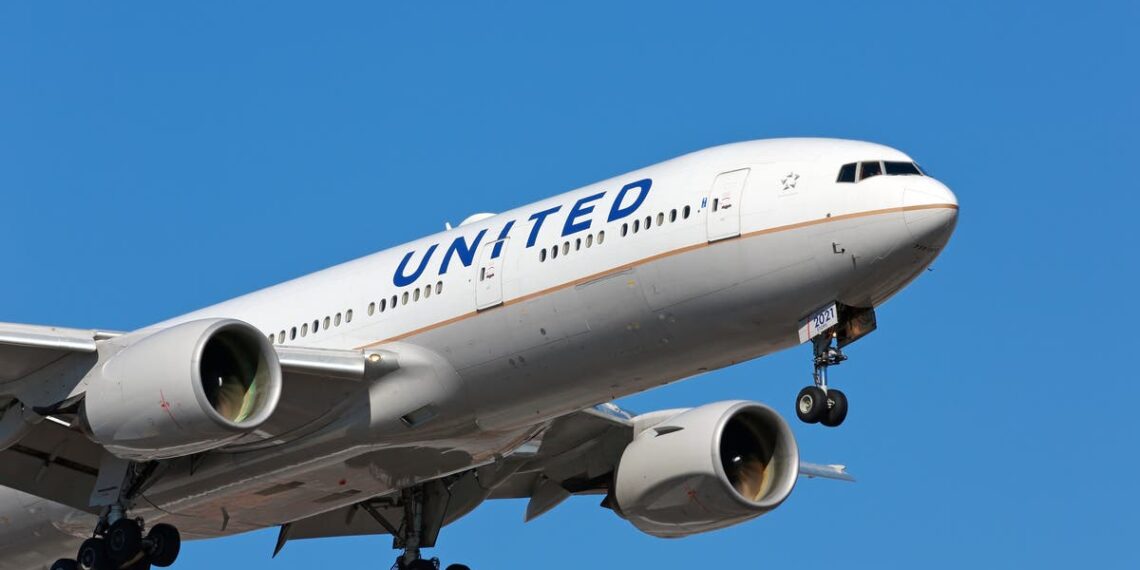 Passageiro 'intoxicado' da United Airlines é contido durante o voo enquanto avião é desviado