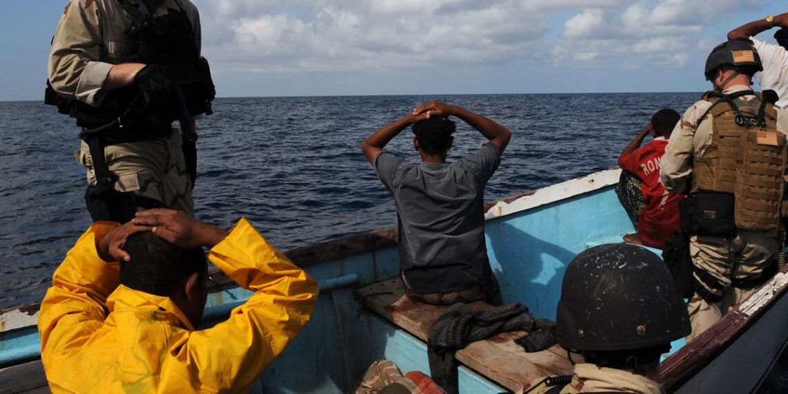 Piratas sequestram enorme navio cargueiro no Oceano Índico e o redirecionam para a Somália