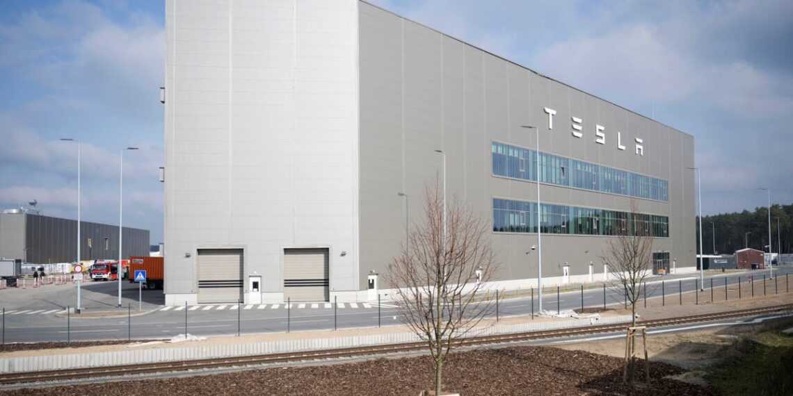 Suposto ataque criminoso fecha fábrica da Tesla perto de Berlim
