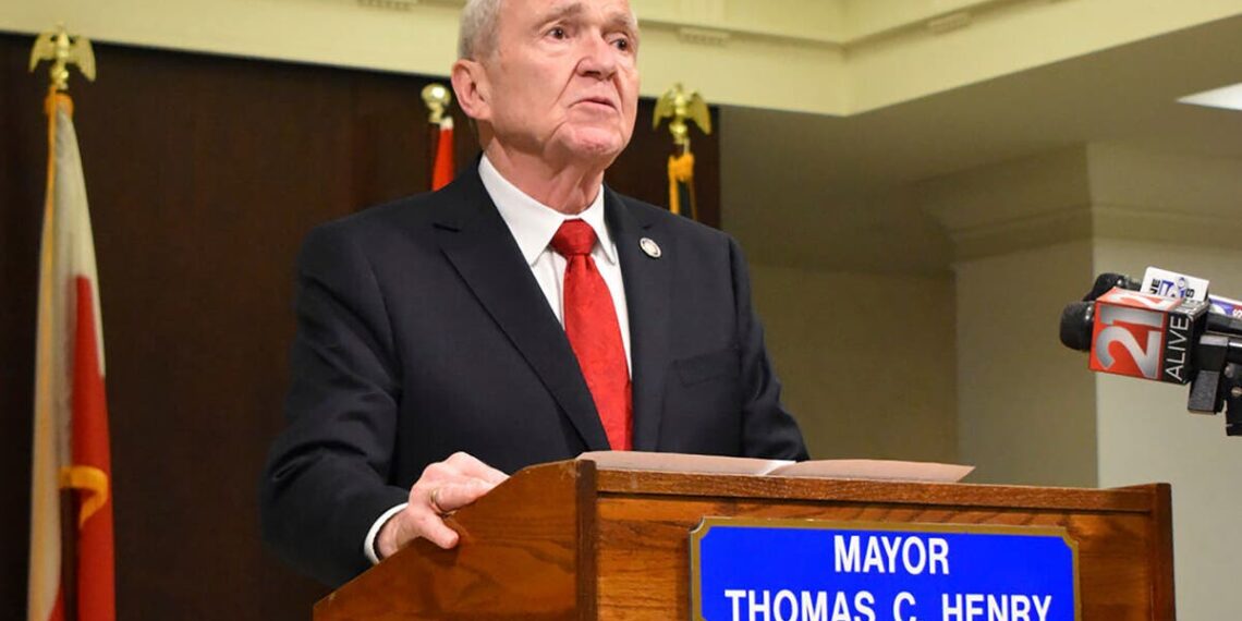O prefeito de Fort Wayne, Tom Henry, morre após emergência médica em meio à batalha contra o câncer