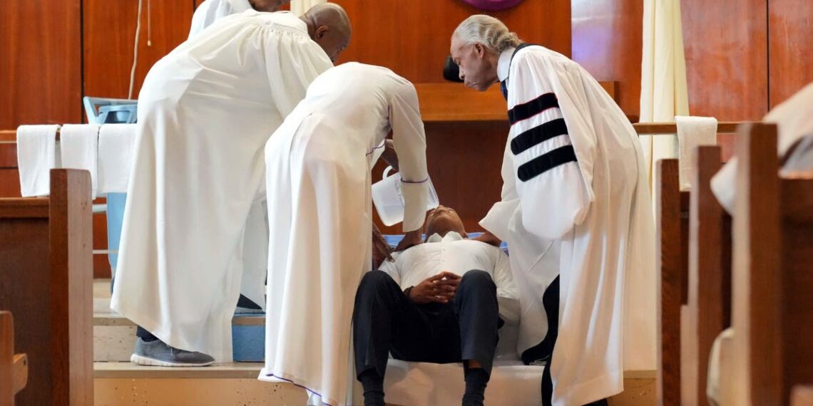O prefeito da cidade de Nova York é batizado na prisão pelo Rev. Al Sharpton na Sexta-Feira Santa