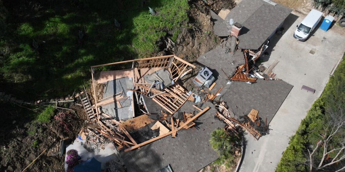 Moradores evacuados após deslizamento de terra danificar três casas em Los Angeles