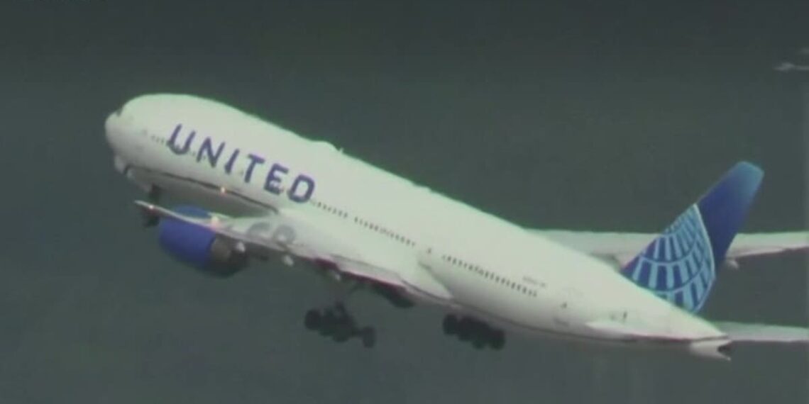 Roda cai do Boeing 777 da United Airlines e esmaga carros em São Francisco