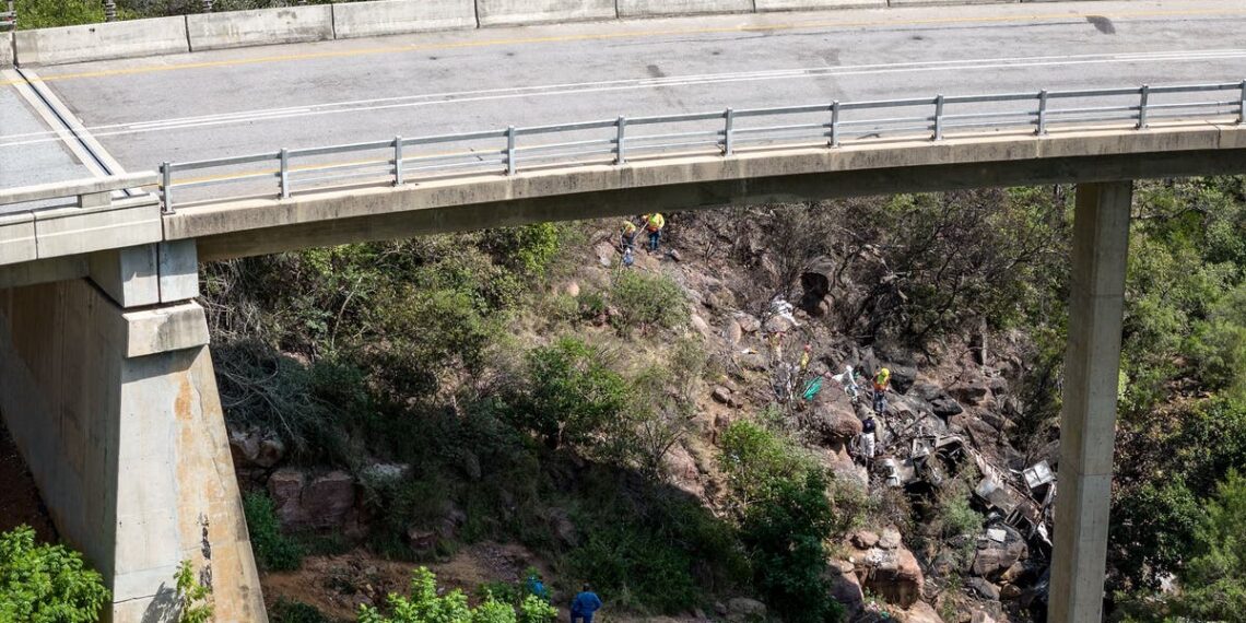 Acidente de ônibus na África do Sul: menina de 8 anos é a única sobrevivente quando queda na ravina mata 45 peregrinos
