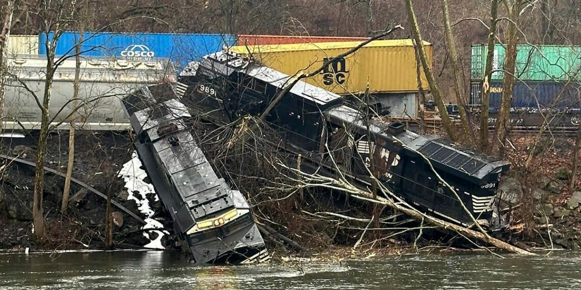 Trem de carga Norfolk Southern descarrila na Pensilvânia