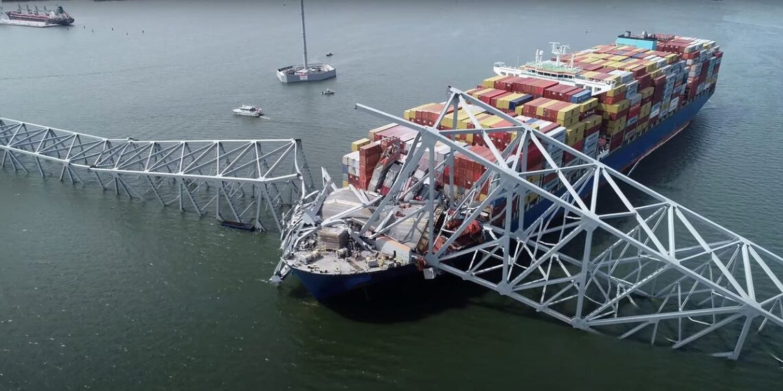 Assista à imagem ao vivo dos destroços da ponte de Baltimore após a colisão de um navio de carga enquanto a busca por seis foi cancelada