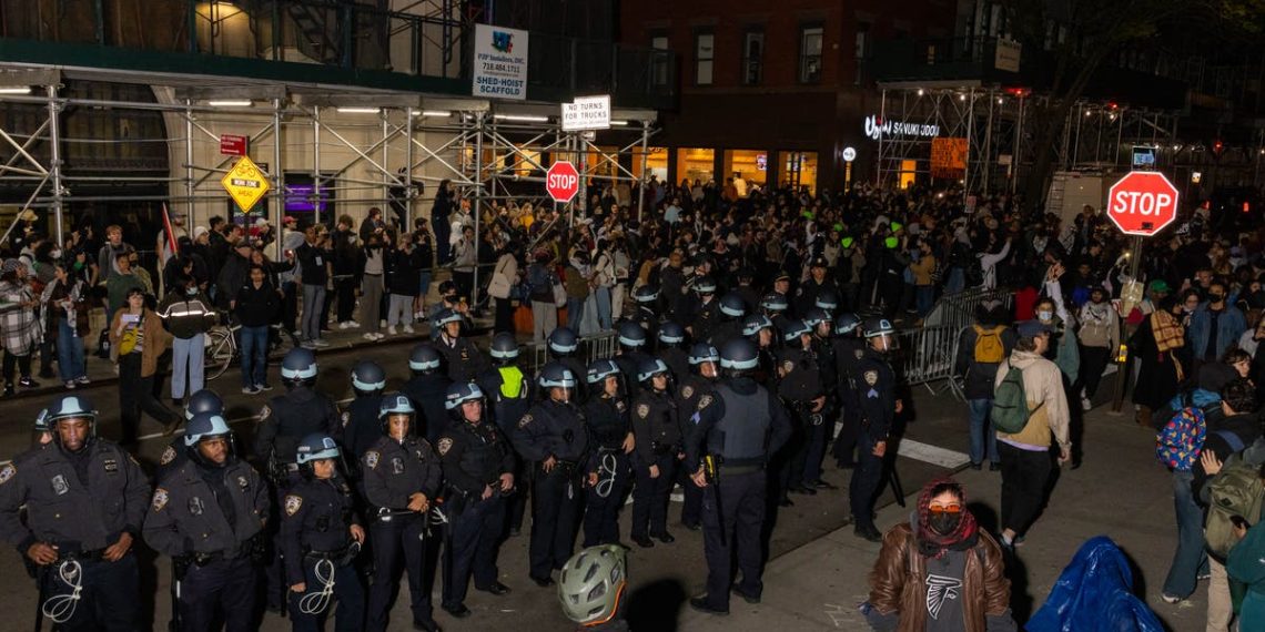 150 presos na NYU enquanto doador da Columbia retira financiamento enquanto protestos pró-Palestina varrem campi universitários: Ao vivo