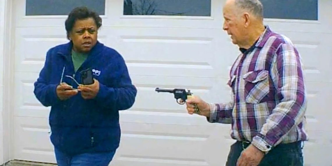 Momento horrível, vítima de golpe por telefone, 81 anos, aponta uma arma para um motorista inocente do Uber antes de matá-la