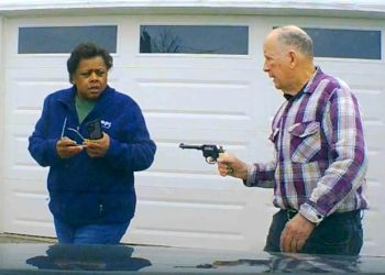 Momento horrível, vítima de golpe por telefone, 81 anos, aponta uma arma para um motorista inocente do Uber antes de matá-la