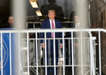 A campanha de Trump alegou falsamente duas vezes esta semana que ele foi “invadido” fora do tribunal