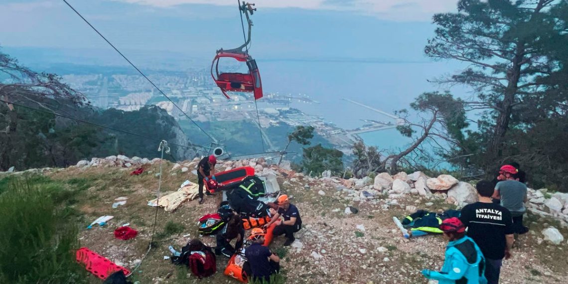 Acidente de teleférico na Turquia deixa um morto e 40 presos no ar