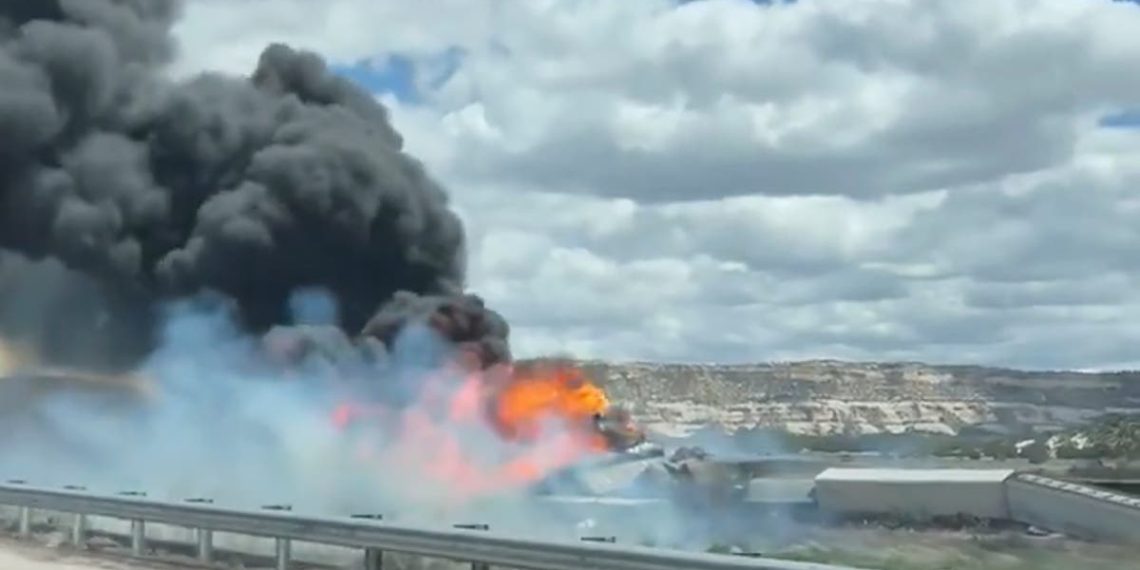 Descarrilamento de trem de carga, incêndio força o fechamento da Interestadual 40 perto da linha Arizona-Novo México