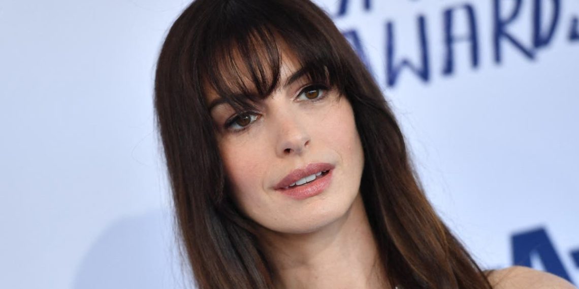 Anne Hathaway diz que teve que beijar 10 homens durante testes 'nojentos'