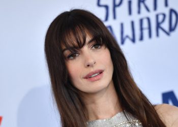 Anne Hathaway diz que teve que beijar 10 homens durante testes 'nojentos'
