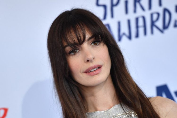 Anne Hathaway revela que teve que beijar 10 homens em