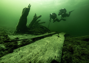 Arqueólogos encontram baú de armas único em naufrágio do século 15 na Suécia